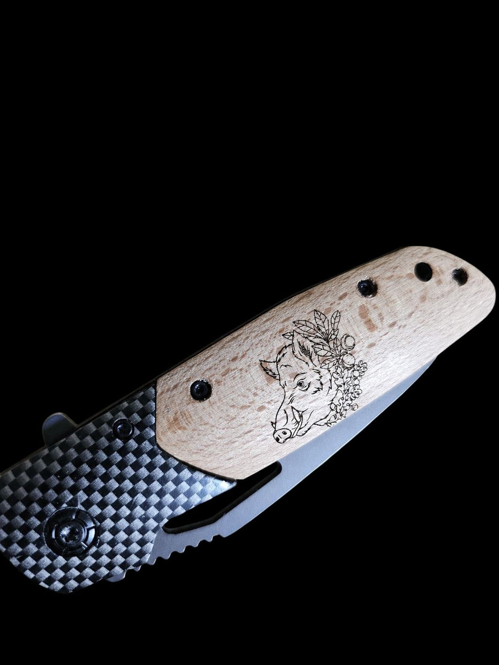 Le cadeau parfait pour chasseur – Couteau gravé Sanglier fleuri personnalisé