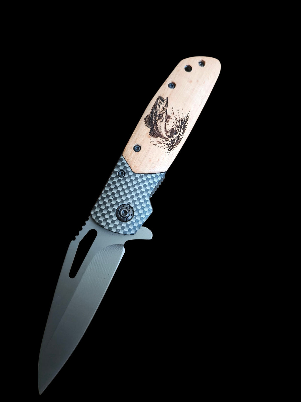 Détail gravure black bass couteau pêcheur - UNIC HUNT